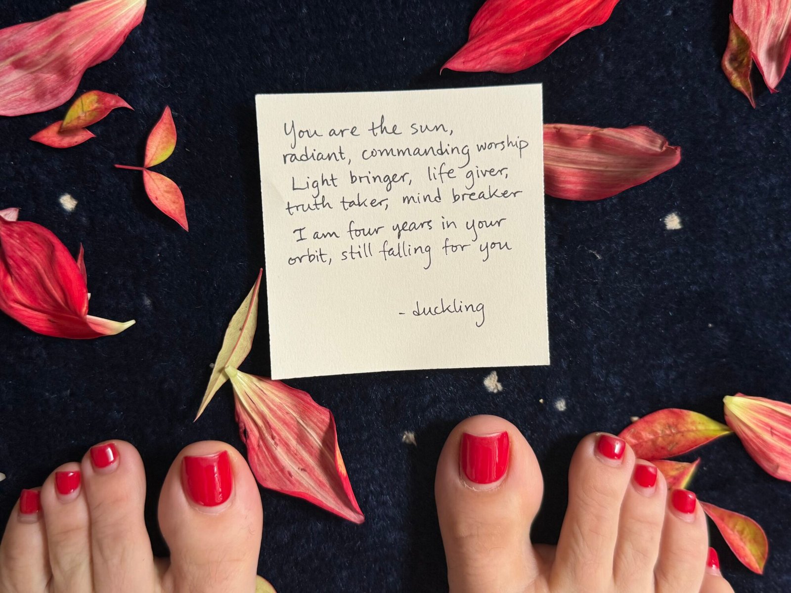 a note from duckling on the floor with red toes