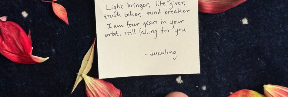 a note from duckling on the floor with red toes